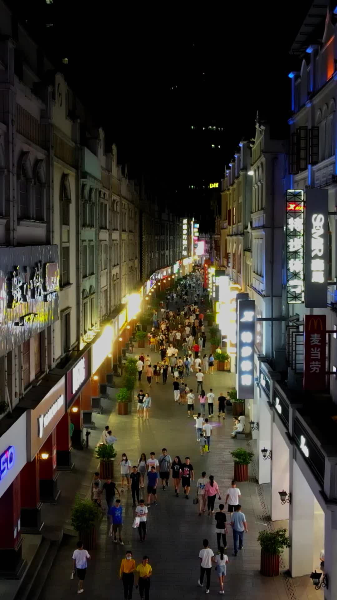 航拍广西南宁兴宁路步行街视频的预览图