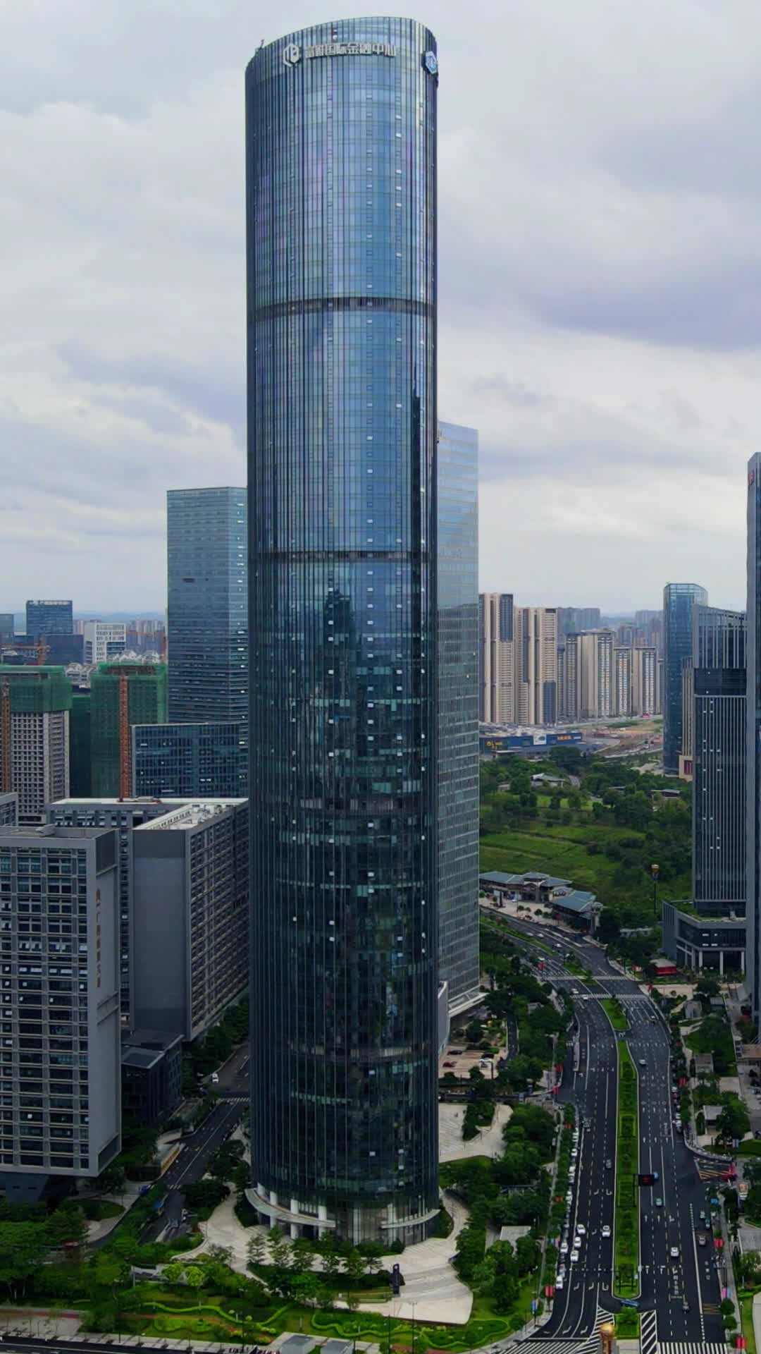 航拍广西南宁总部基地富雅国际金融中心视频的预览图