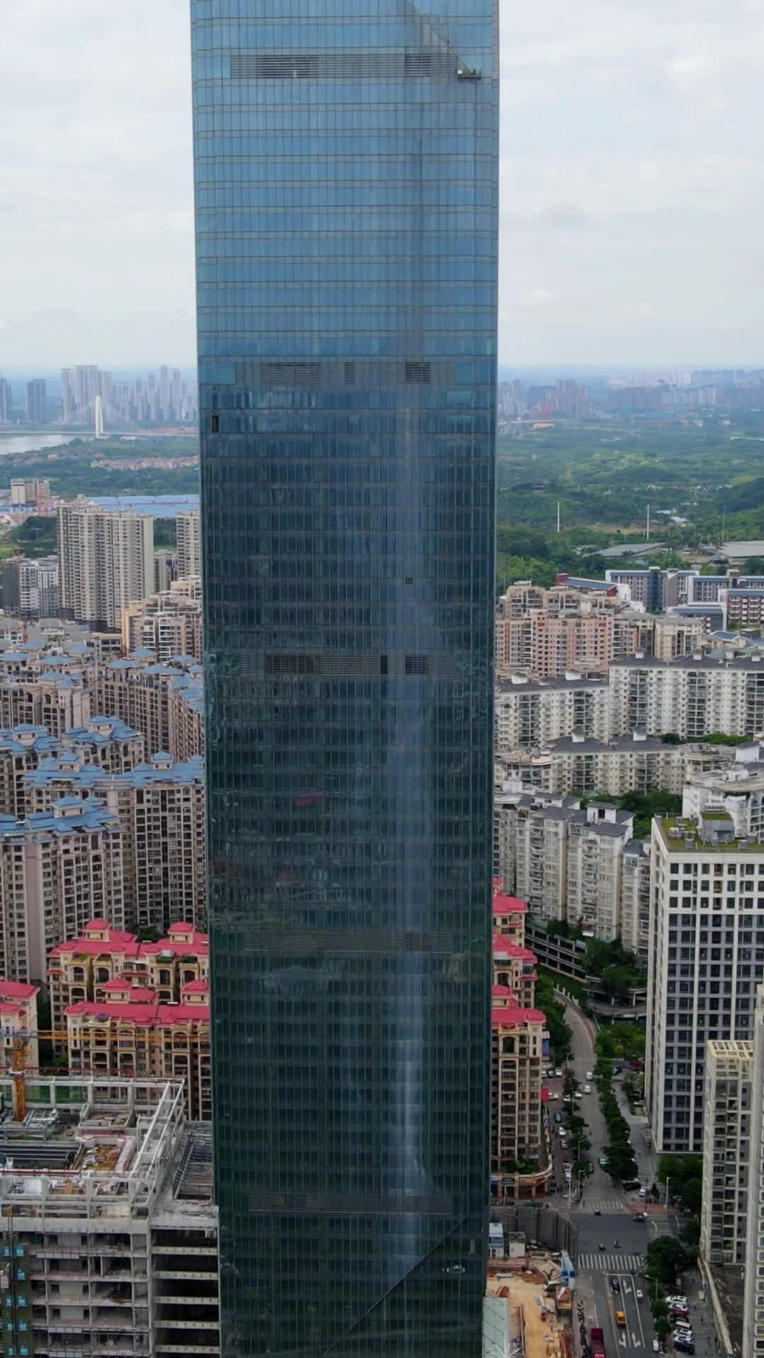 航拍广西南宁金投中心大厦视频的预览图