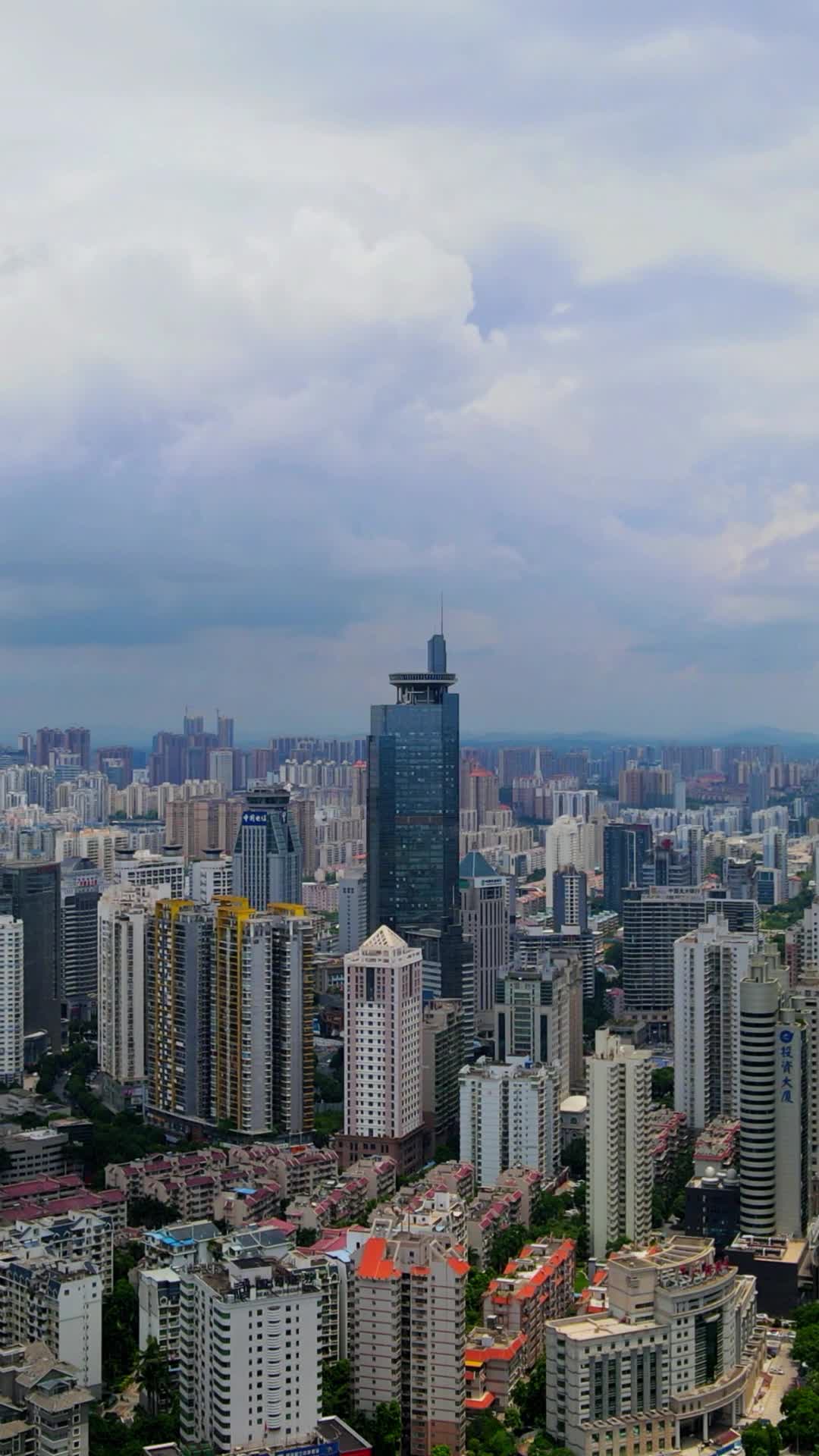 航拍广西南宁金湖广场地王大厦视频的预览图