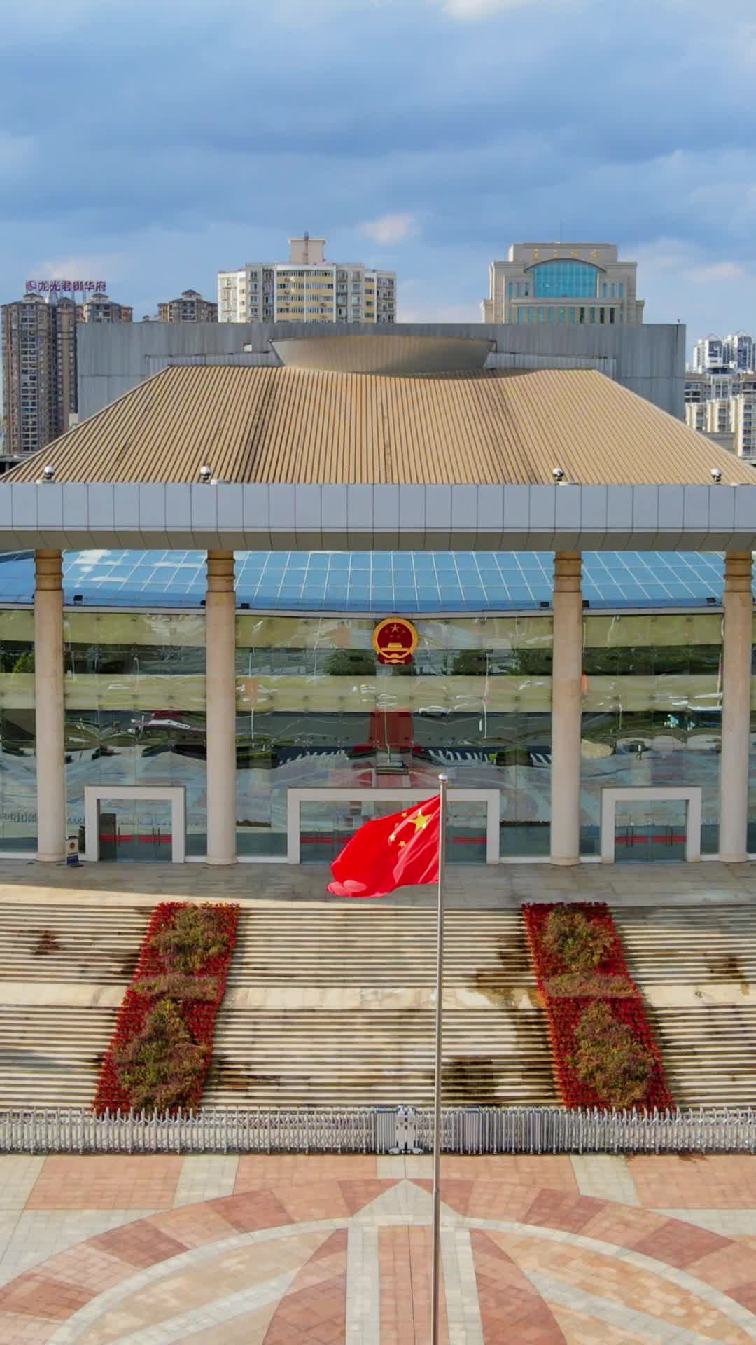 航拍广西南宁南宁市人民会堂视频的预览图