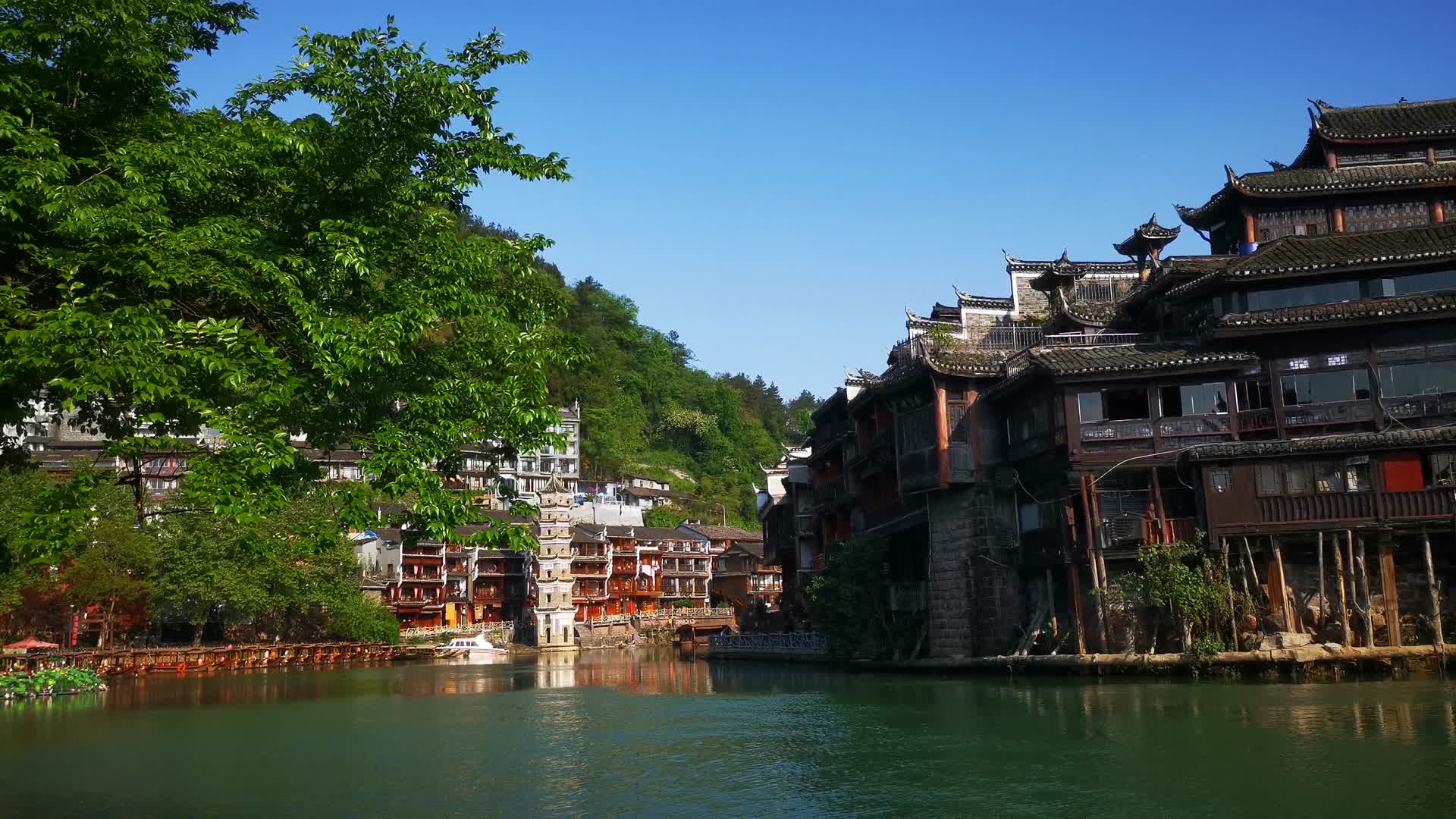 湖南湘西凤凰古城旅游景点沱江视频的预览图