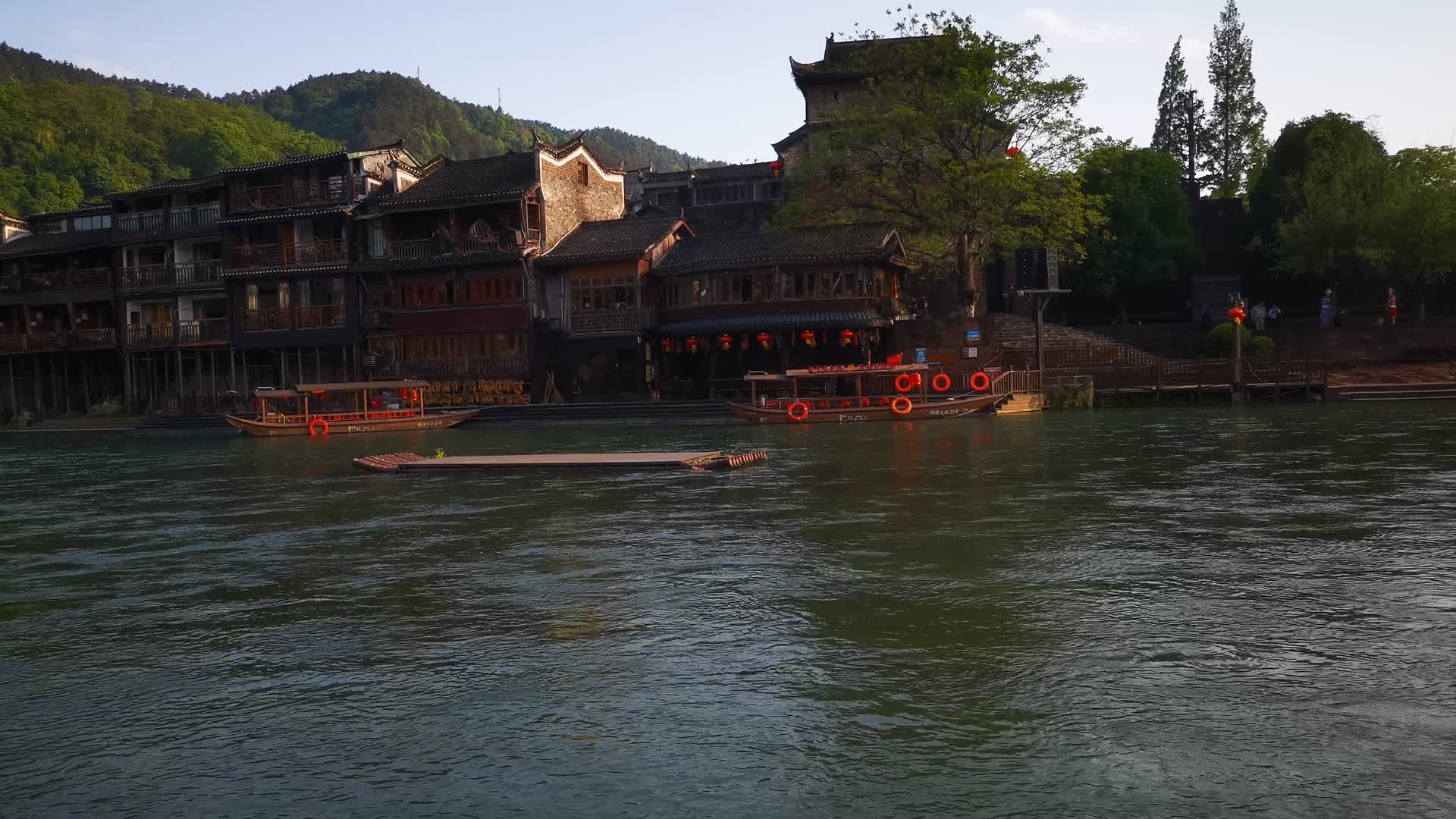 湖南湘西凤凰古城旅游景点沱江视频的预览图