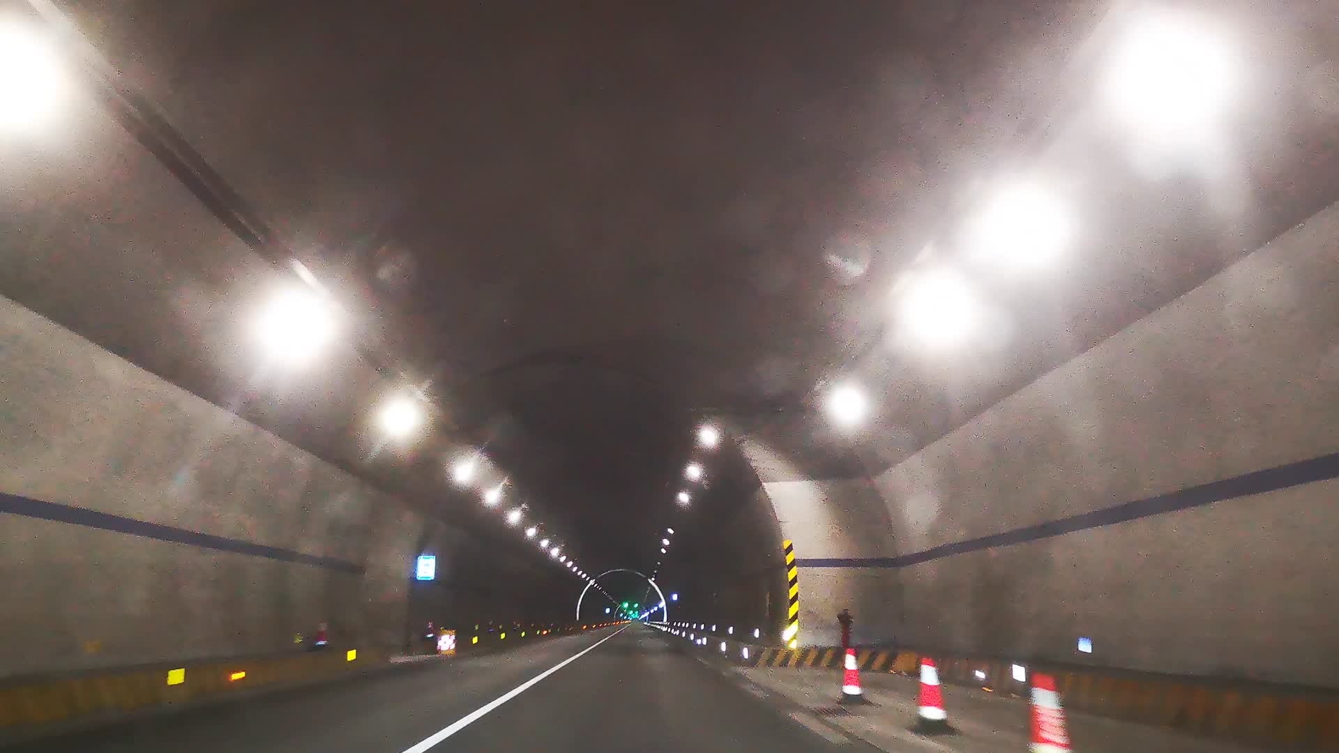 实拍路途行驶车辆隧道视频的预览图