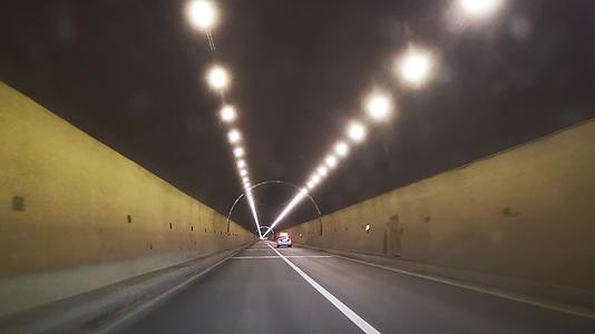 实拍路途行驶车辆隧道视频的预览图