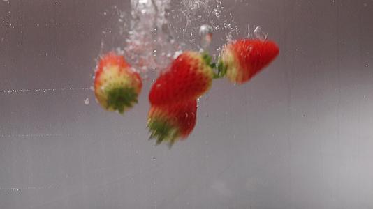 草莓入水慢动作升格视频视频的预览图