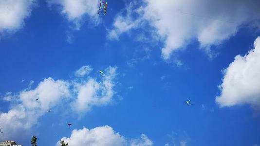 实拍蓝天白云风筝视频的预览图