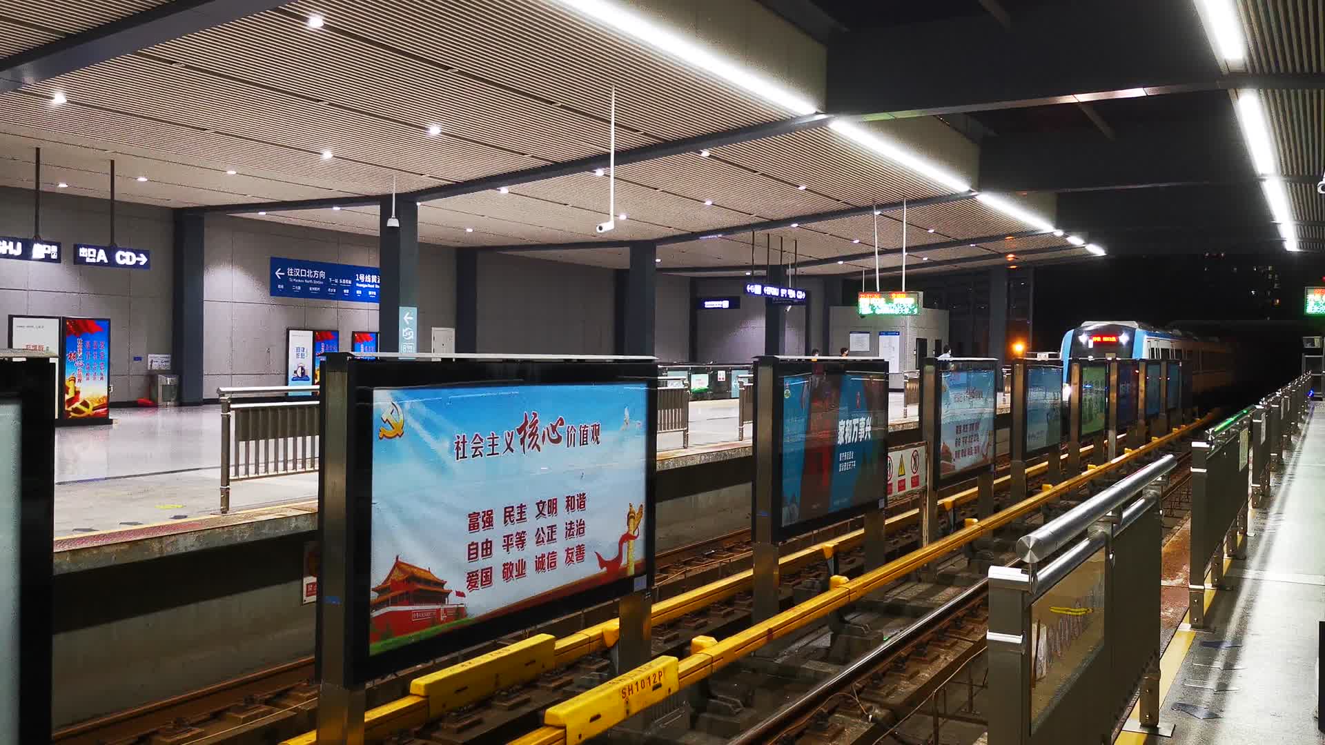 实拍地铁进入站台交通视频的预览图