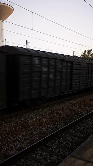 实拍行驶货运火车交通运输视频的预览图