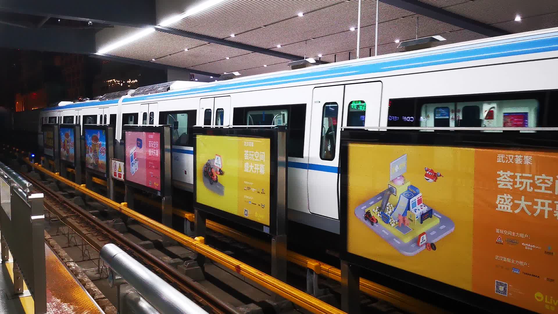 实拍地铁进入站台交通视频的预览图