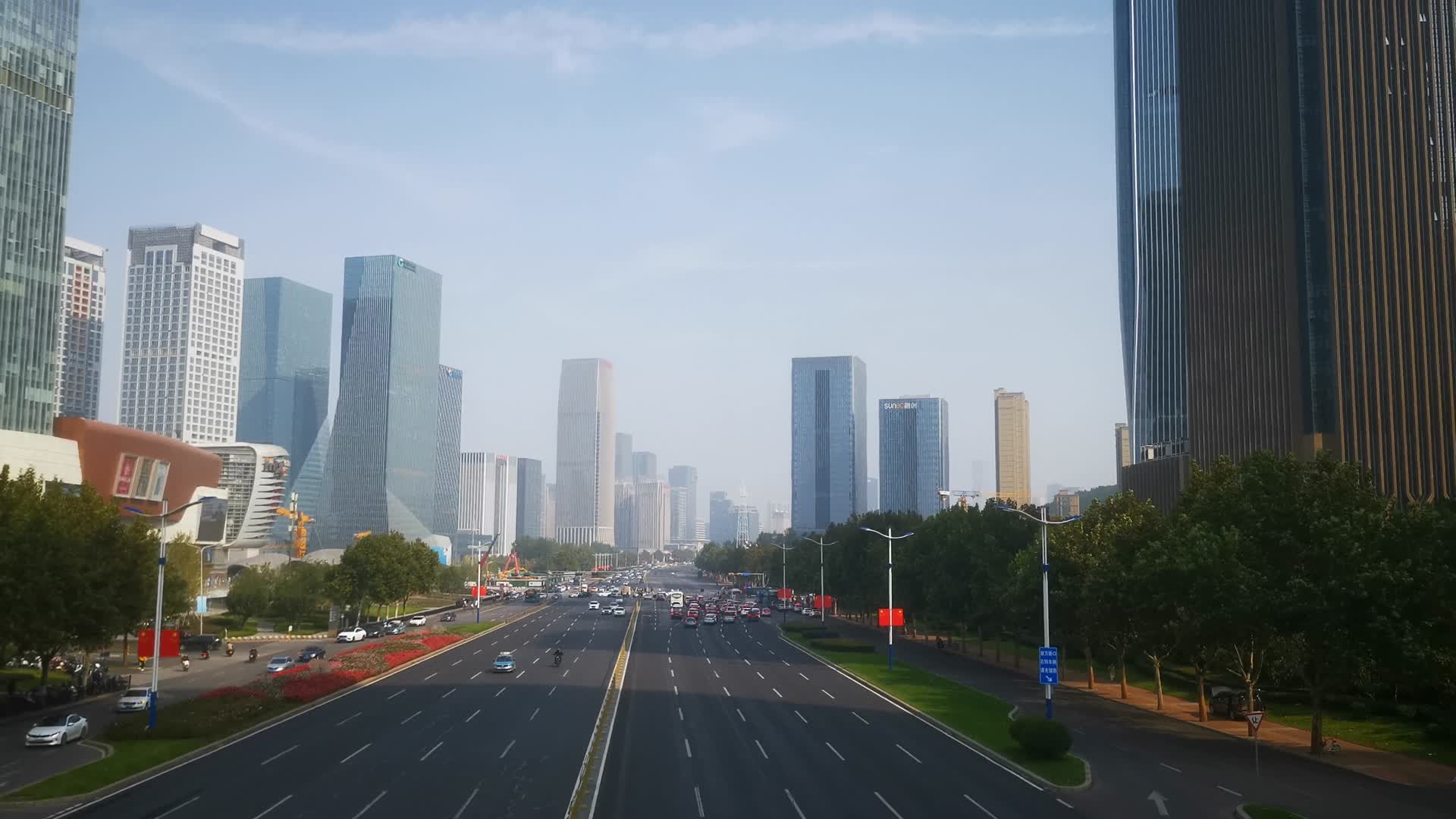 实拍城市大道交通车辆行驶视频的预览图