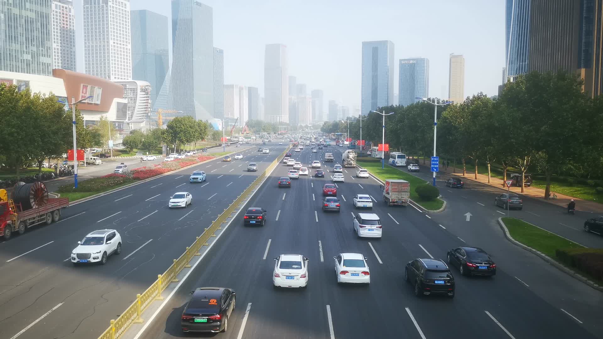 实拍城市大道交通车辆行驶视频的预览图