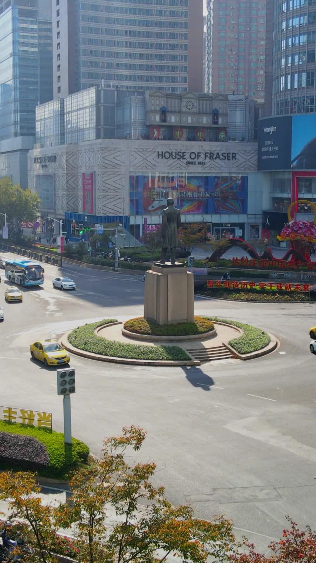 南京新街口孙中山雕像航拍视频的预览图