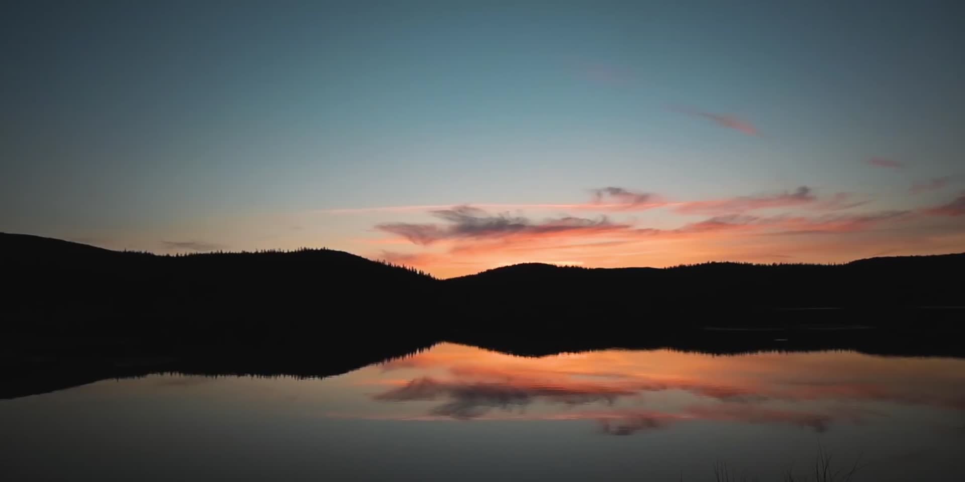 夕阳湖水倒影视频的预览图