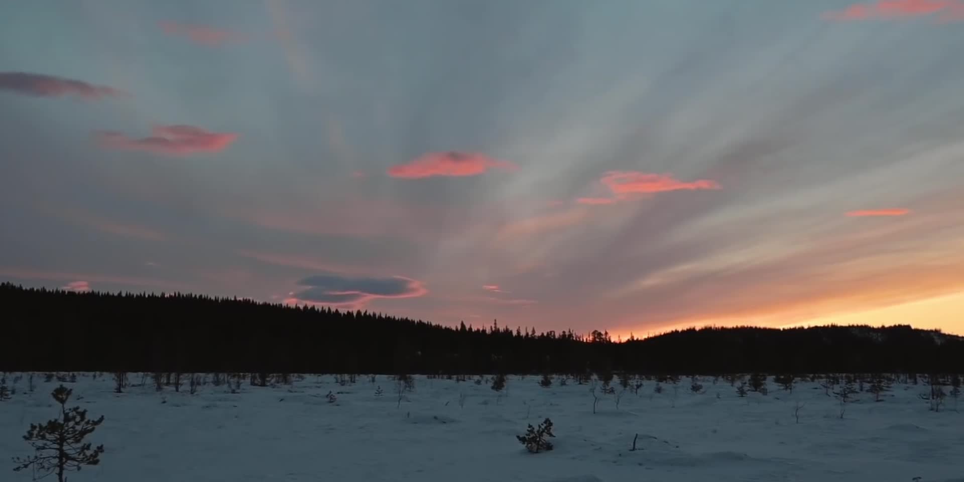 夕阳晚霞森林雪山航拍视频的预览图