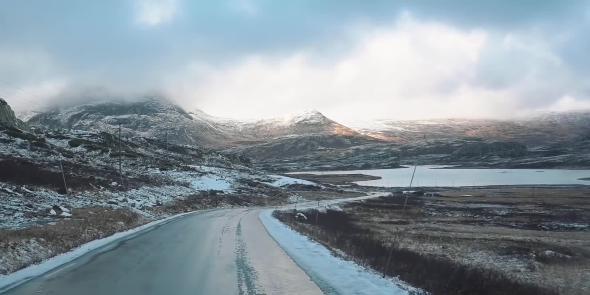群山冰原行驶汽车广告视频的预览图