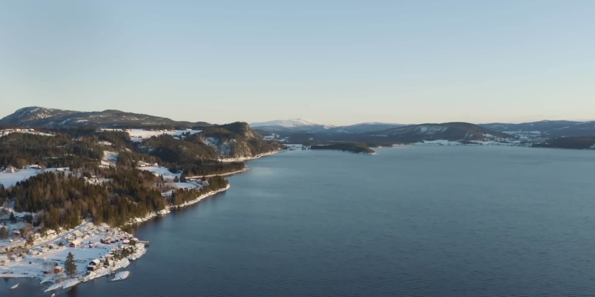 冬季湖面群山阳光航拍视频的预览图