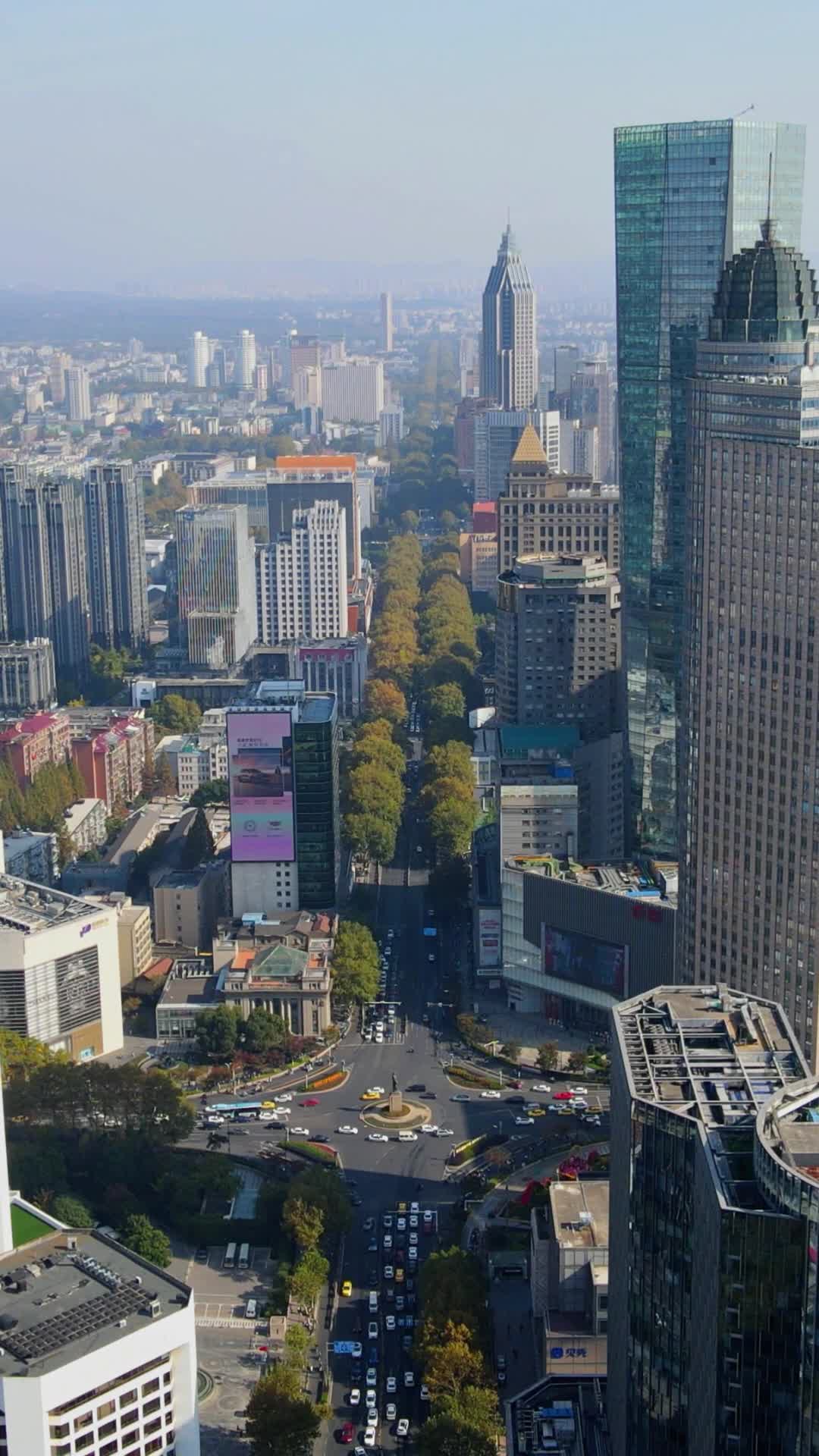 航拍南京新街口中山路视频的预览图