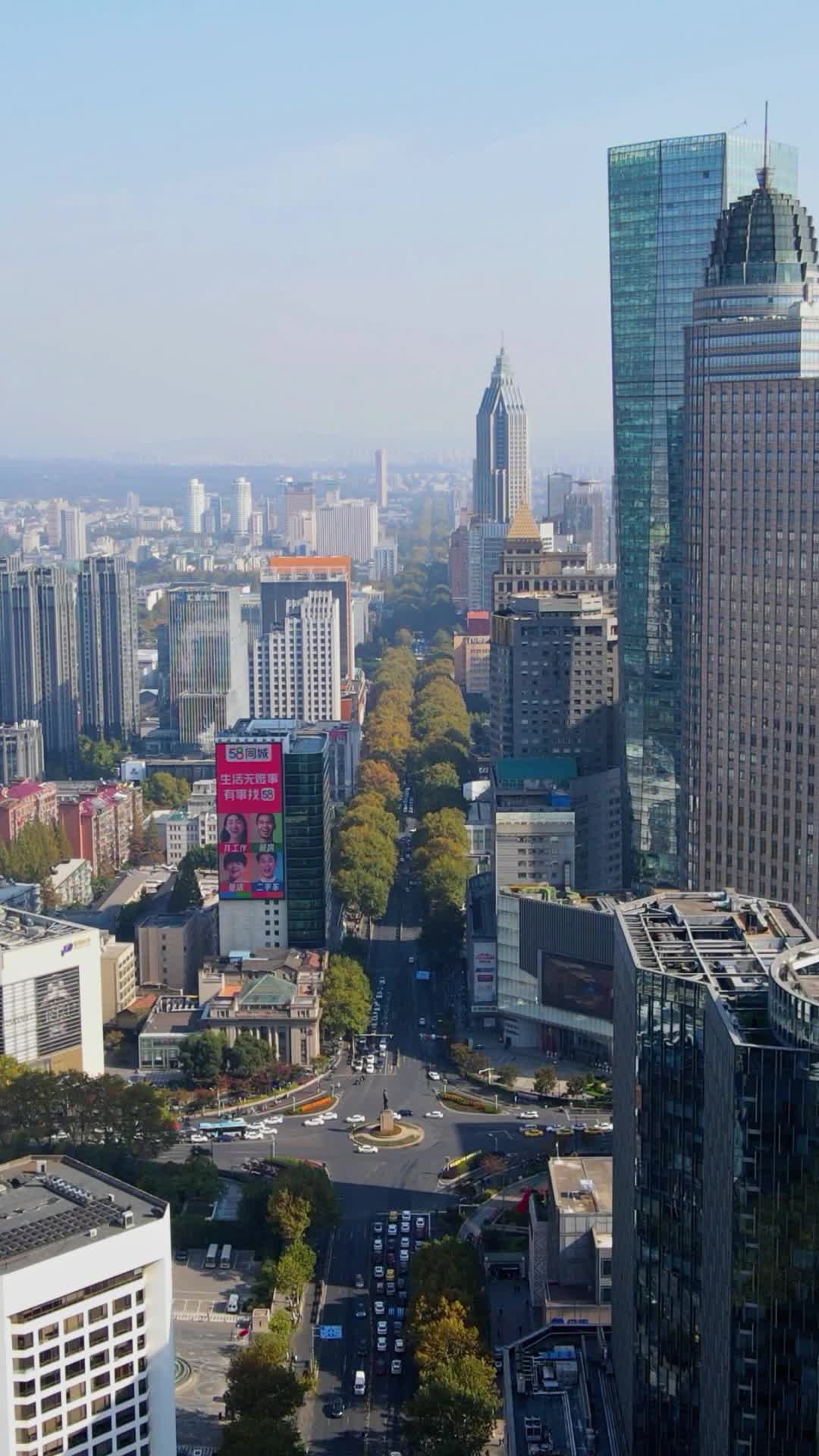 航拍南京新街口中山路视频的预览图