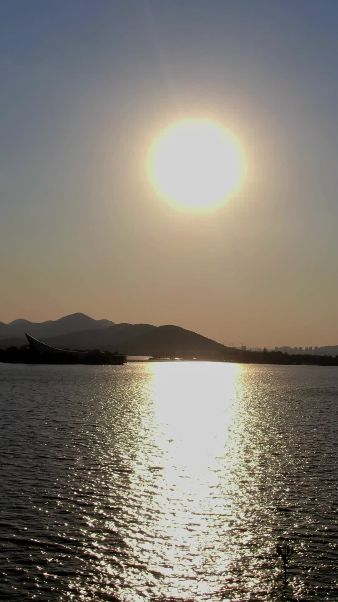 航拍江苏徐州云龙湖傍晚日落剪影视频的预览图