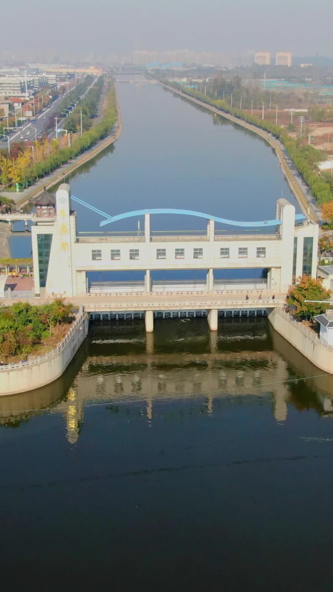 航拍江苏徐州黄河故道水闸视频的预览图