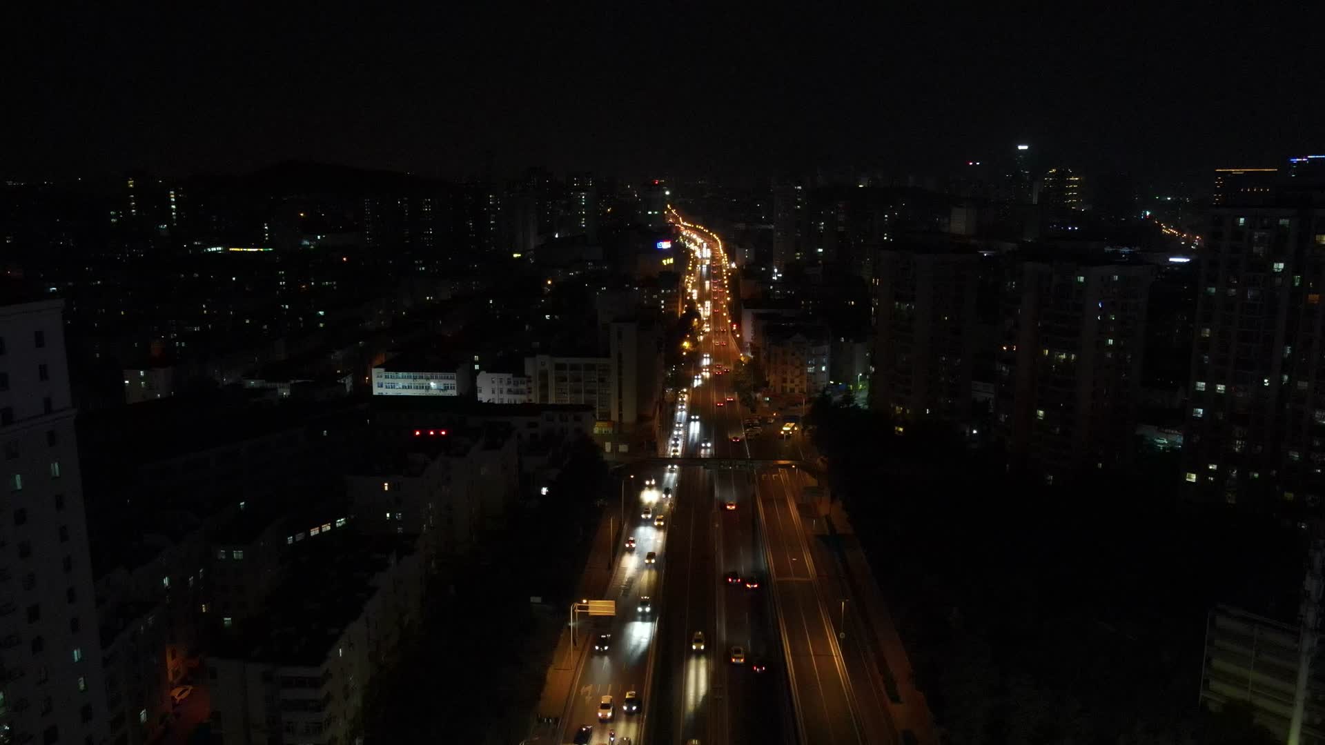 航拍山东青岛夜间大道交通视频的预览图