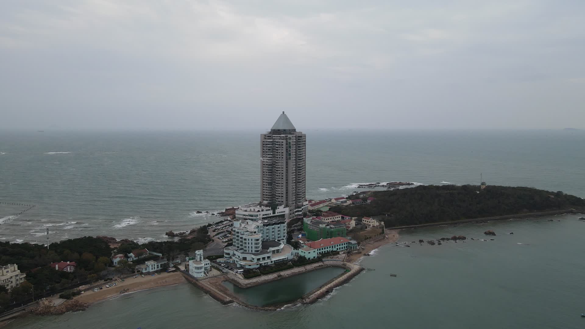 航拍山东青岛东海大酒店汇泉角视频的预览图