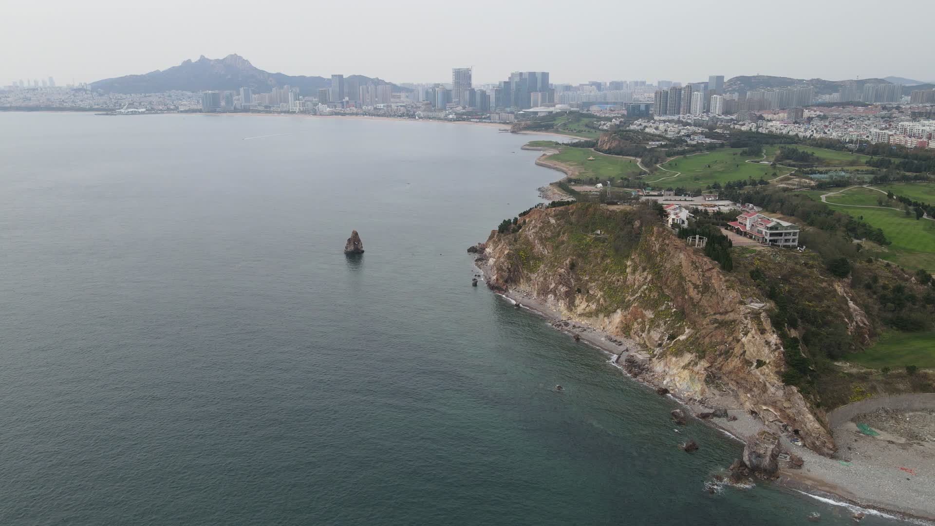 航拍山东青岛石老人景区视频的预览图