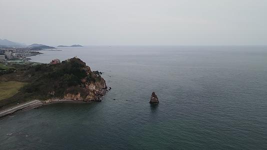航拍山东青岛石老人景区老人观海视频的预览图
