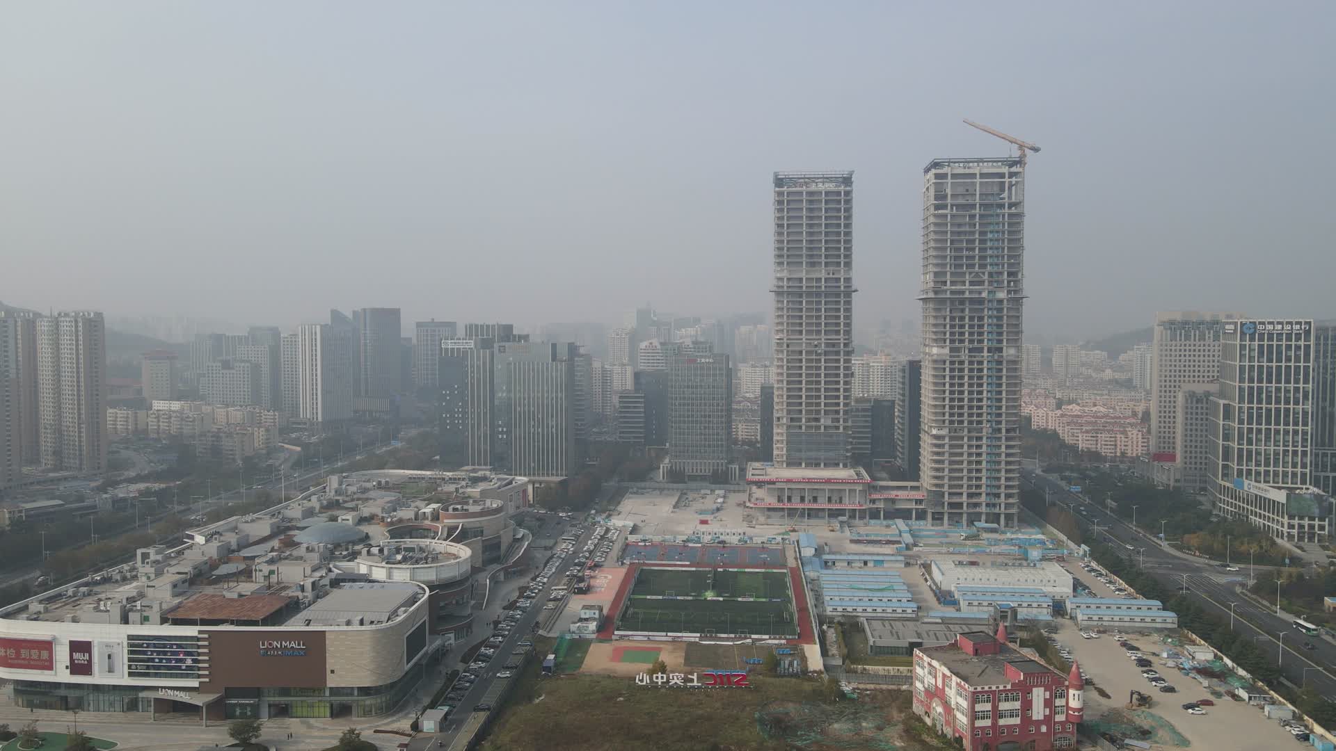 航拍山东青岛高楼建设施工视频的预览图