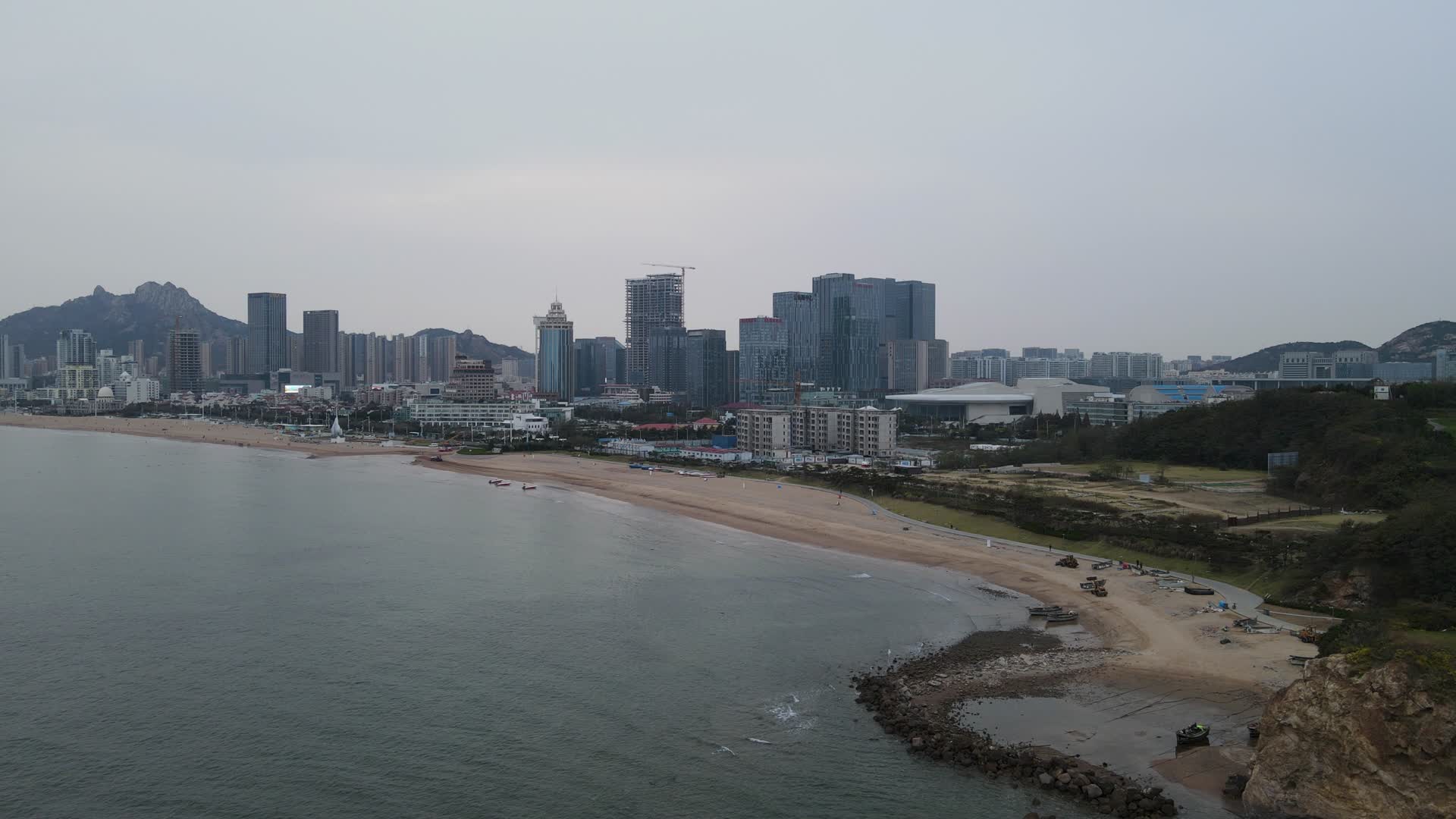 航拍山东青岛海岸线城市高楼视频的预览图