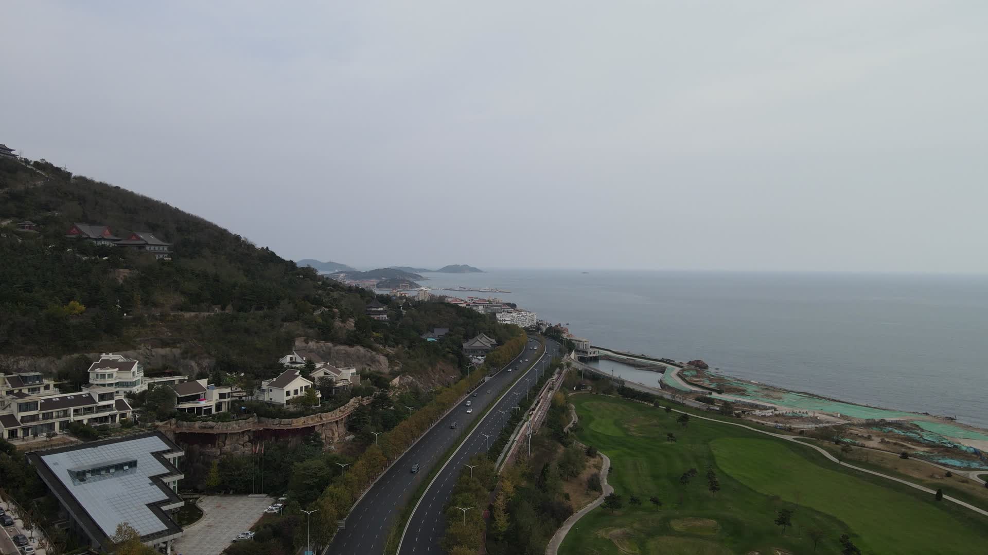 航拍山东青岛城市海岸线视频的预览图
