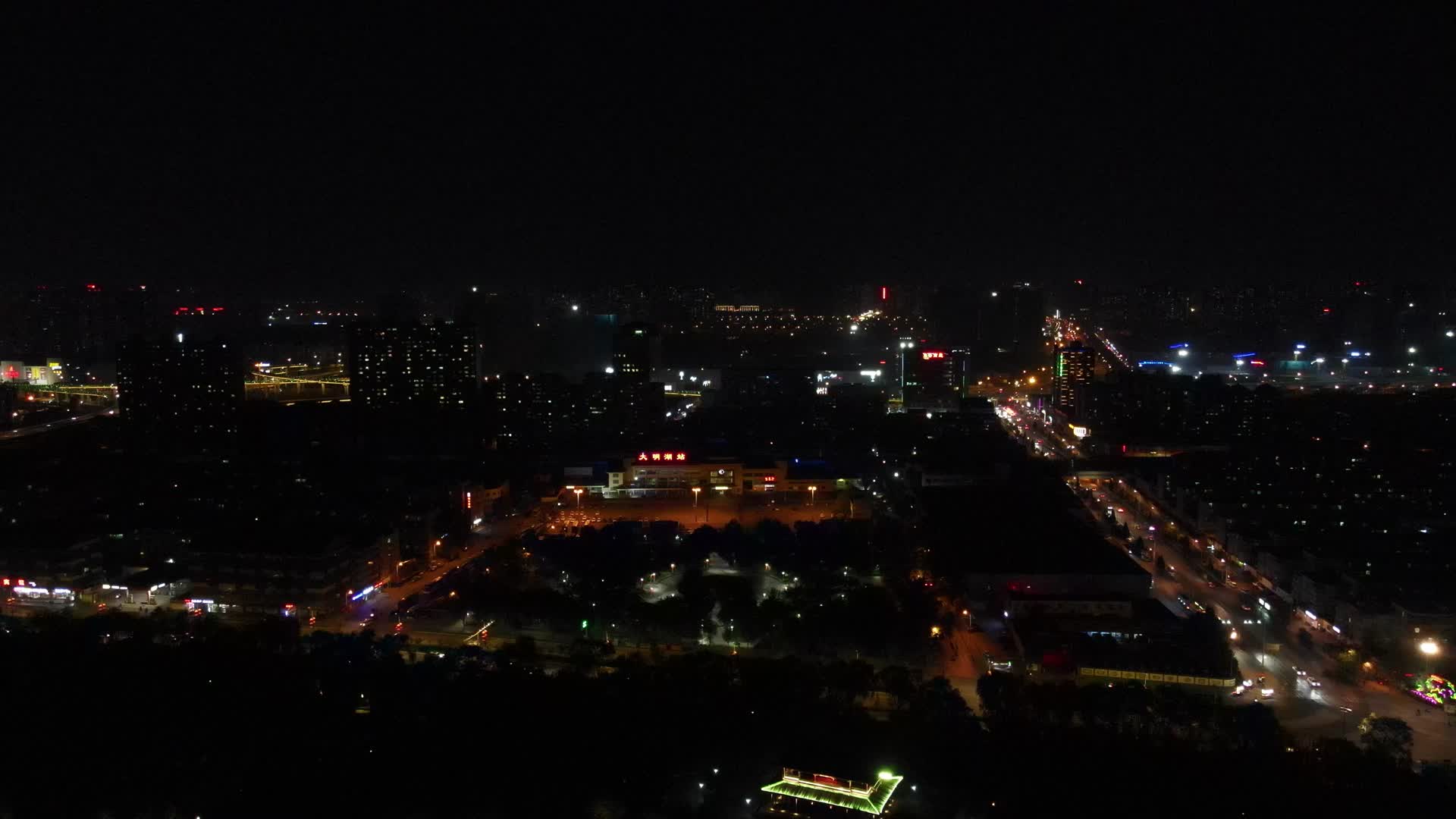 航拍山东济南大明湖站夜景视频的预览图