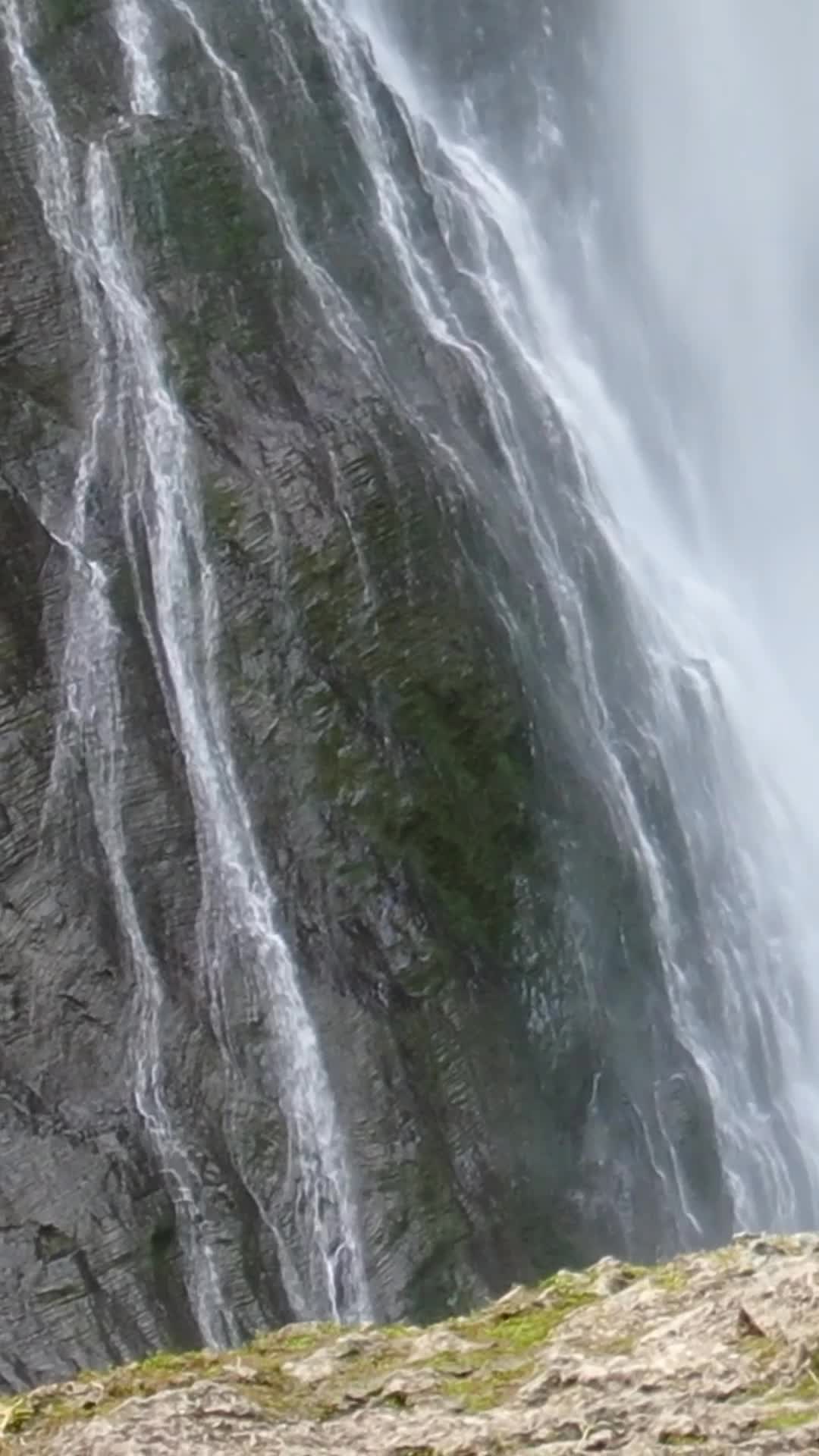 航拍自然风光瀑布流水视频的预览图