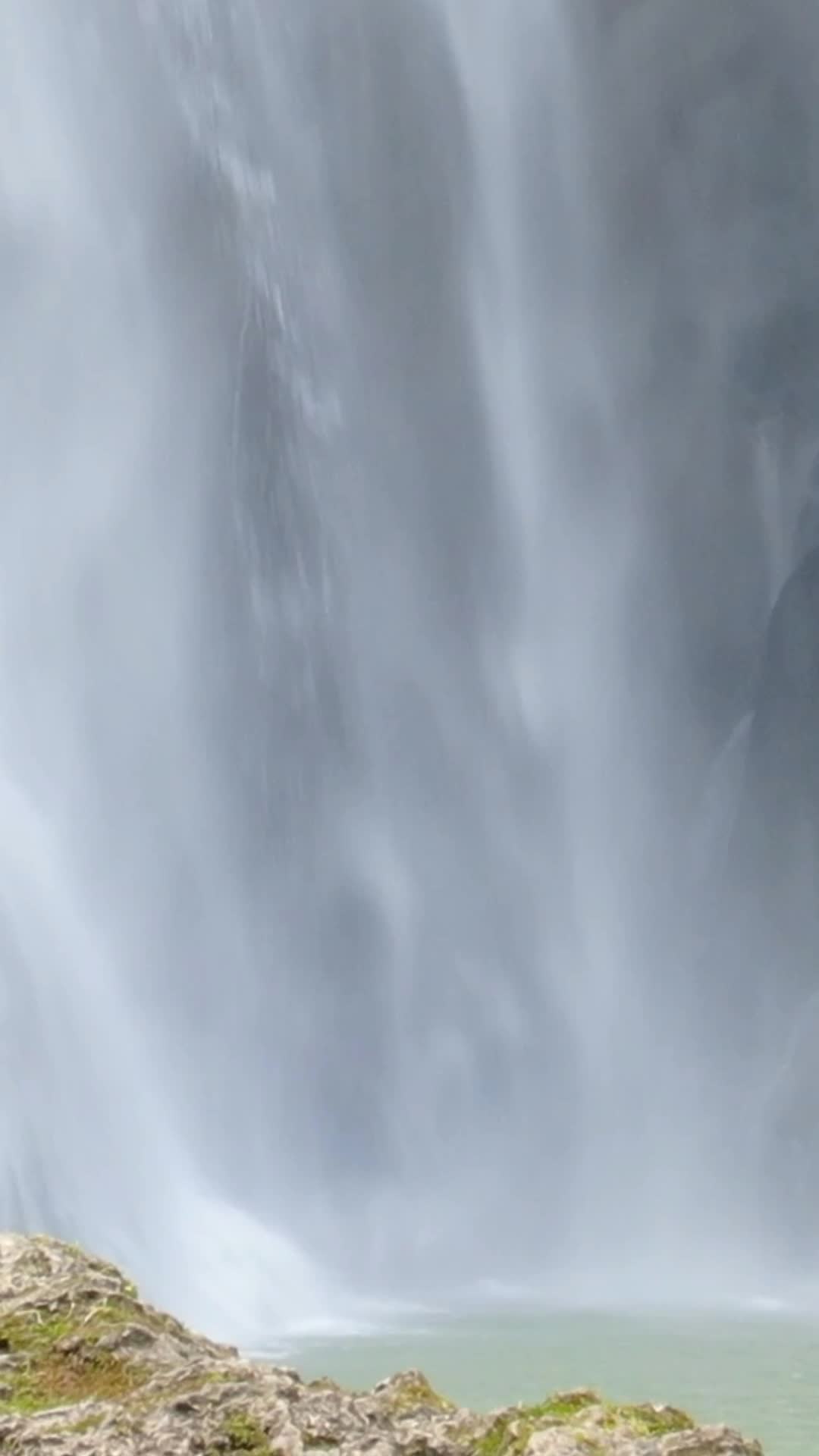 航拍自然风光瀑布流水视频的预览图