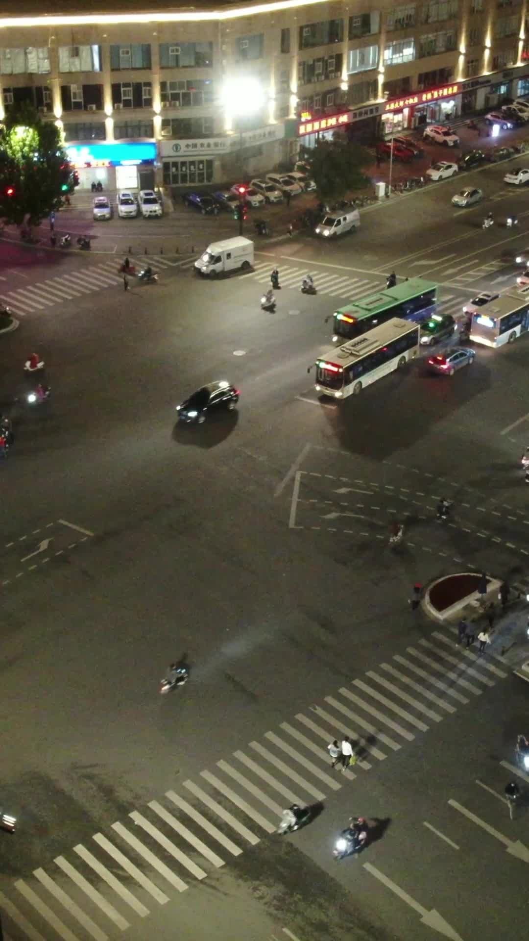 航拍城市夜景交通竖屏视频的预览图