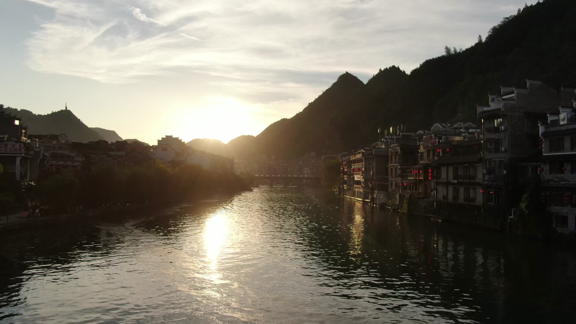 航拍贵州镇远古城夕阳剪影视频的预览图