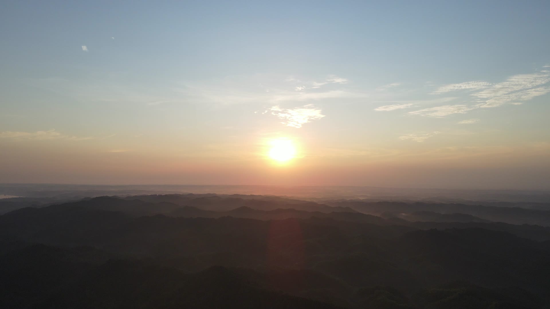 航拍山川丘陵日落剪影视频的预览图