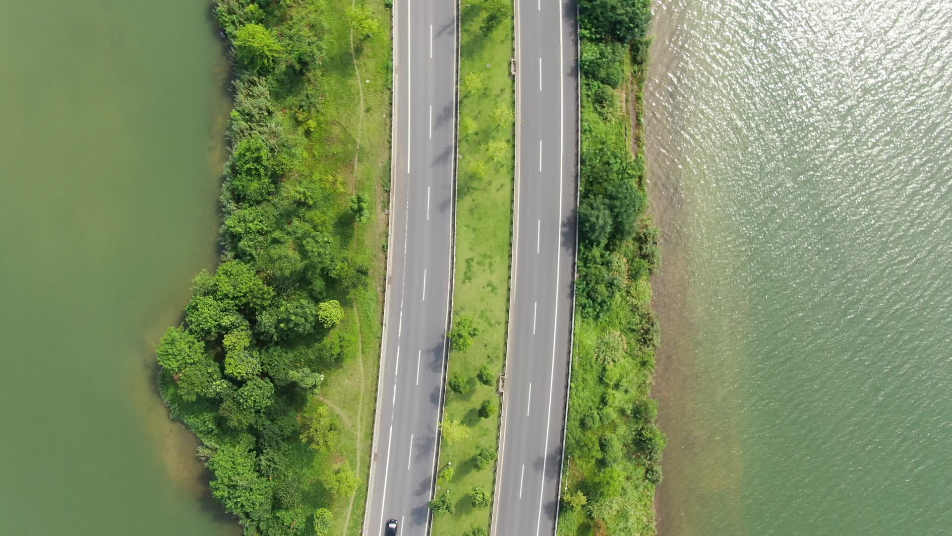 航拍唯美道路视频的预览图