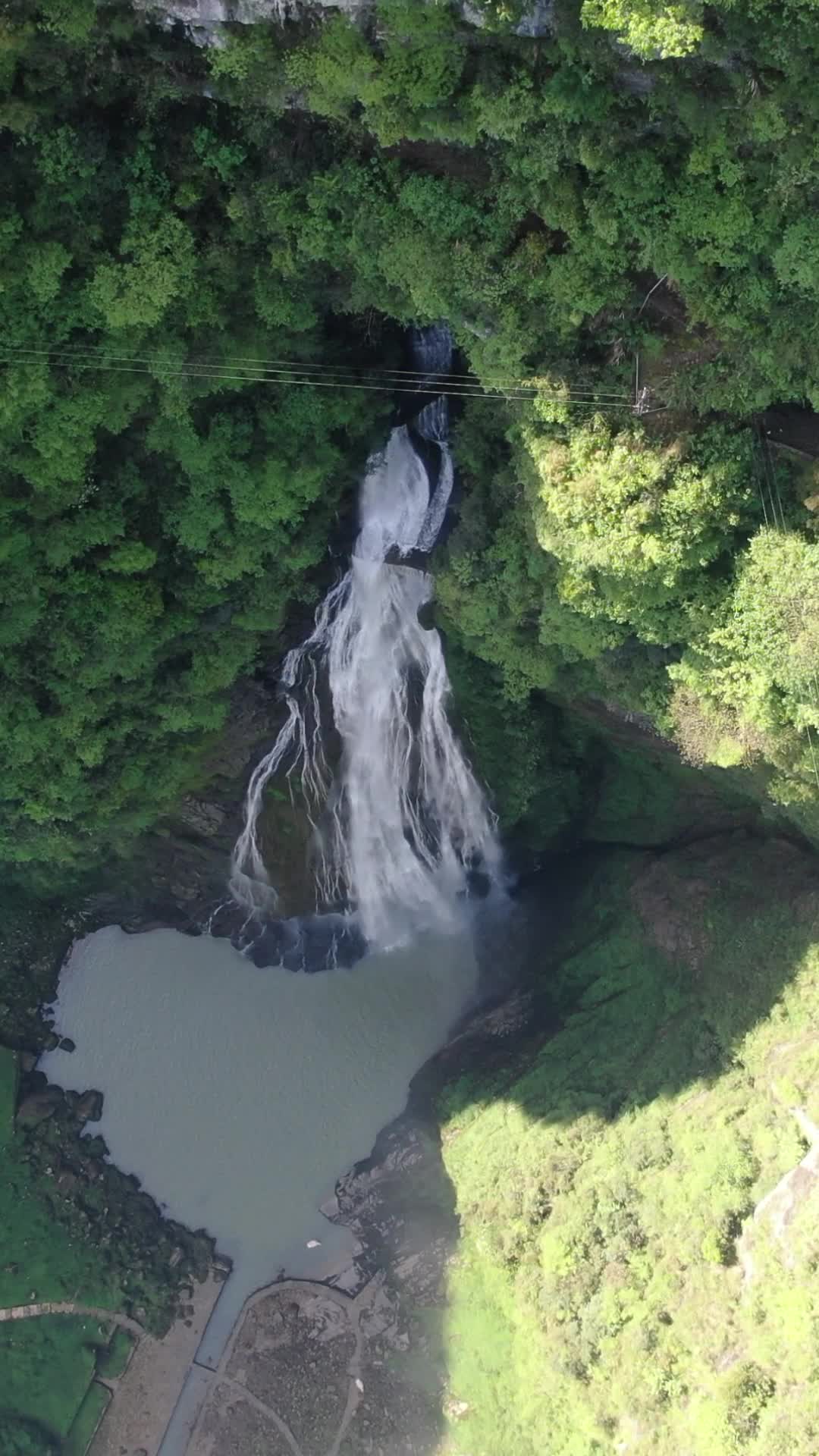 航拍湖南湘西大溶洞瀑布竖屏视频的预览图