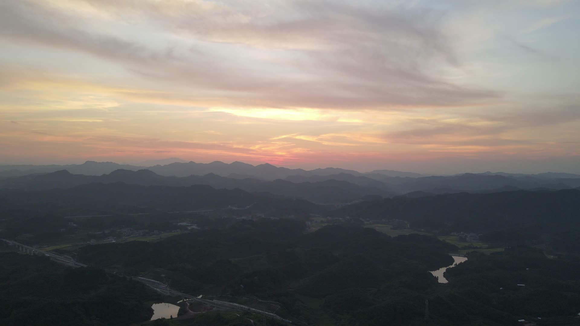 航拍夕阳落日山川剪影视频的预览图