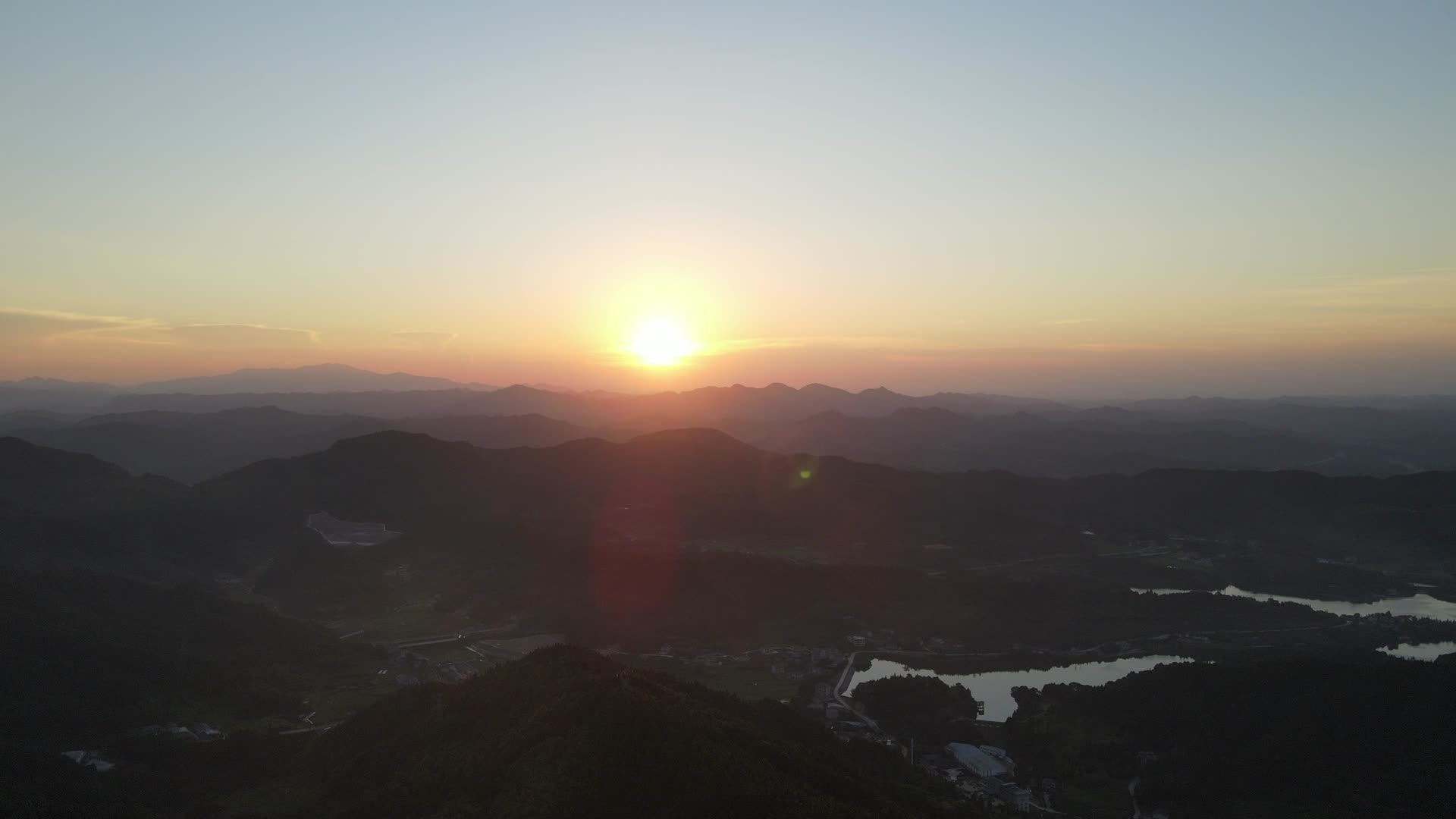 航拍夕阳落日山川剪影视频的预览图