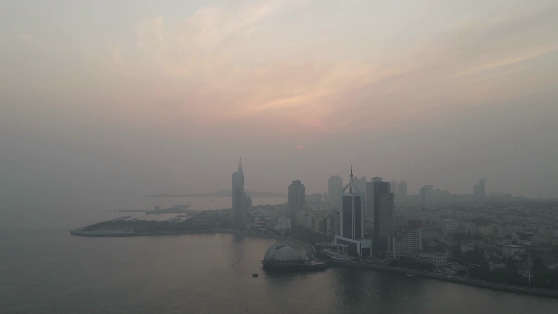 航拍山东青岛城市日落视频的预览图