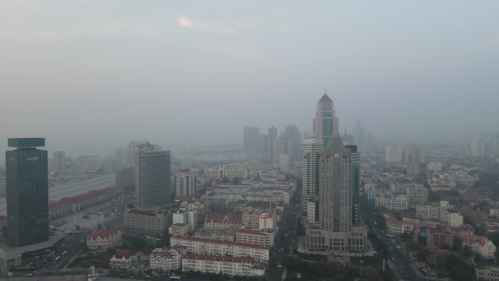 航拍山东青岛城市高楼视频的预览图