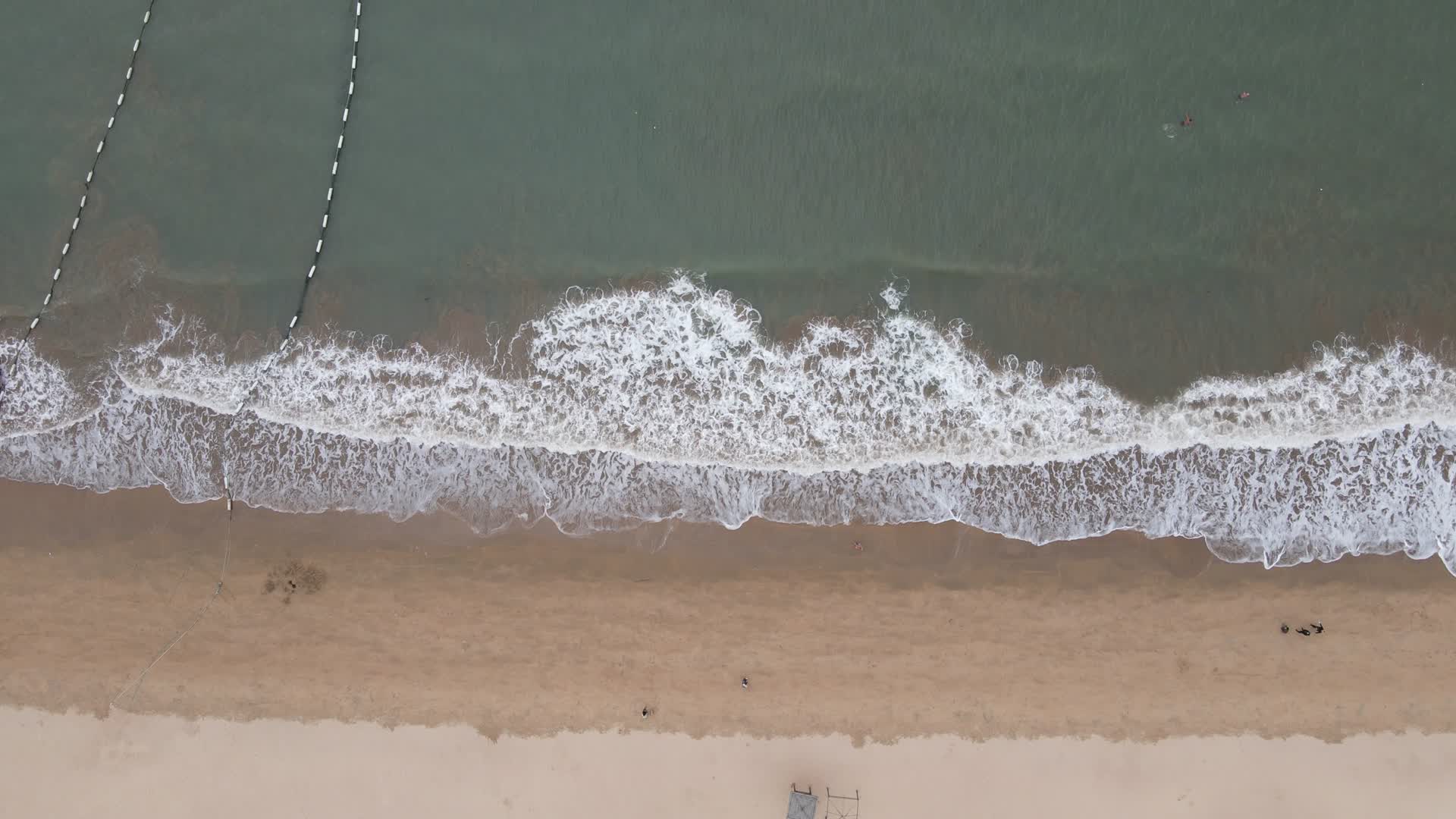 航拍海浪沙滩大海视频的预览图
