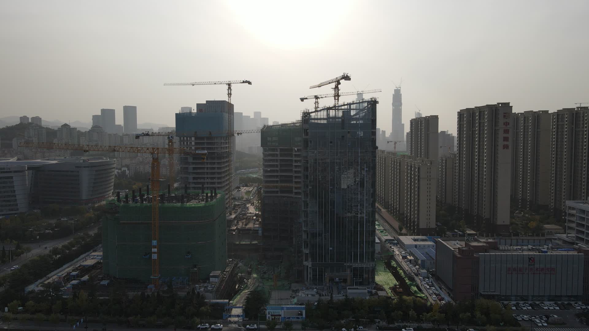 航拍城市建设高楼建筑工地视频的预览图