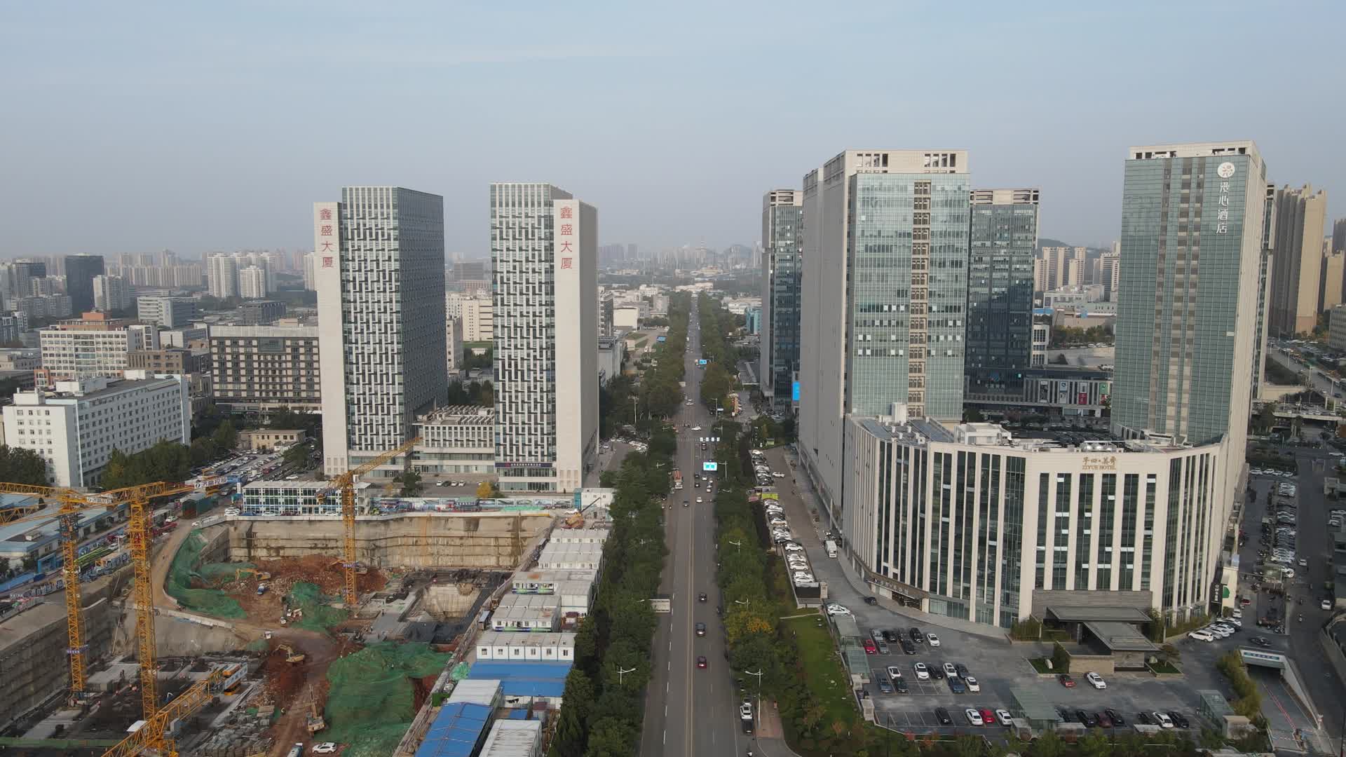 航拍山东济南城市商业广场视频的预览图