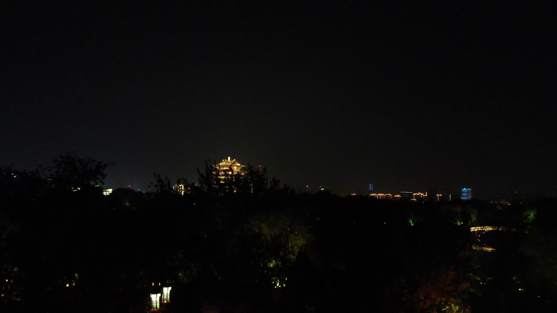航拍山东济南大明湖5A景区超然楼夜景视频的预览图