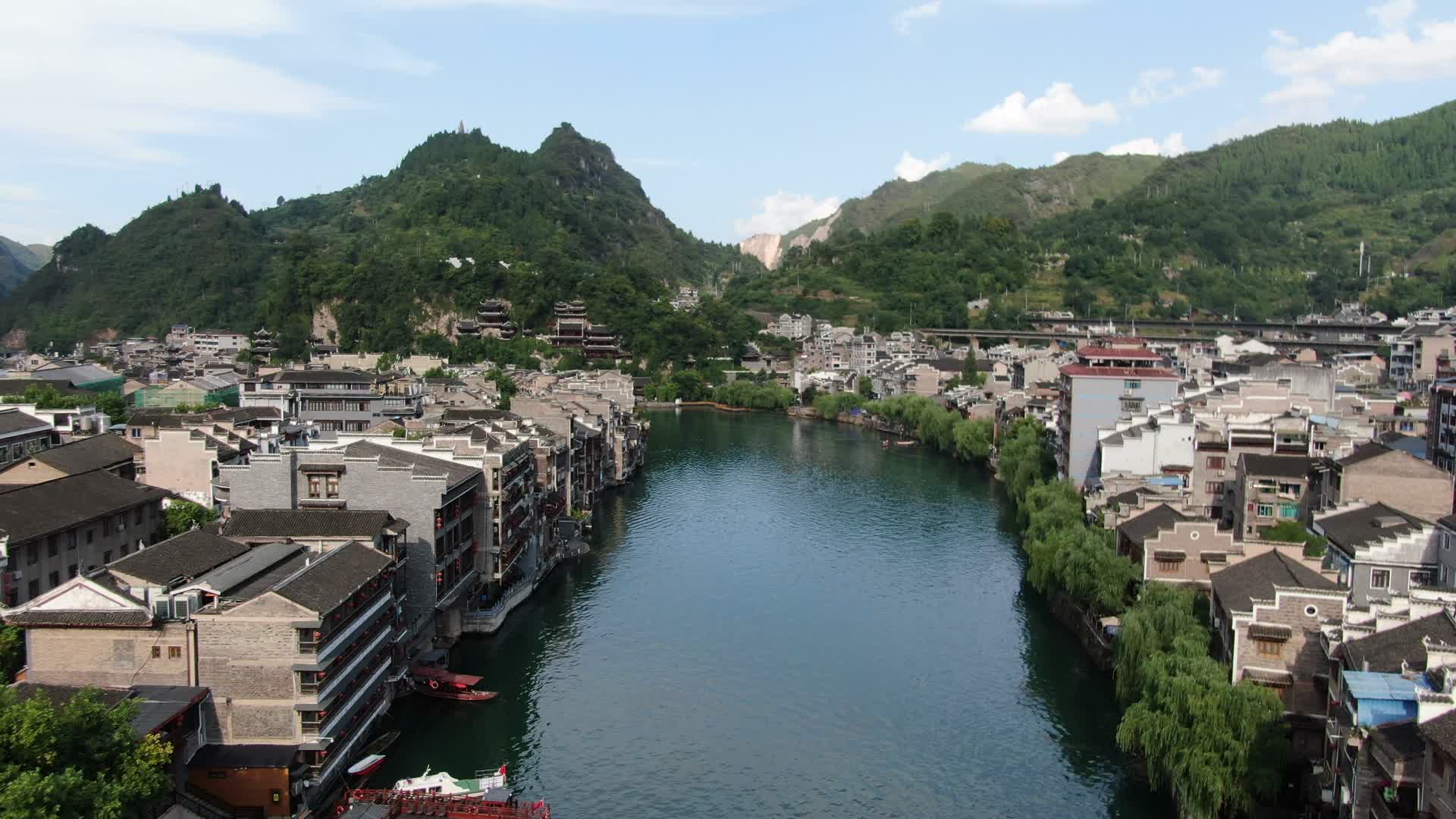 航拍贵州镇远古镇舞阳河视频的预览图