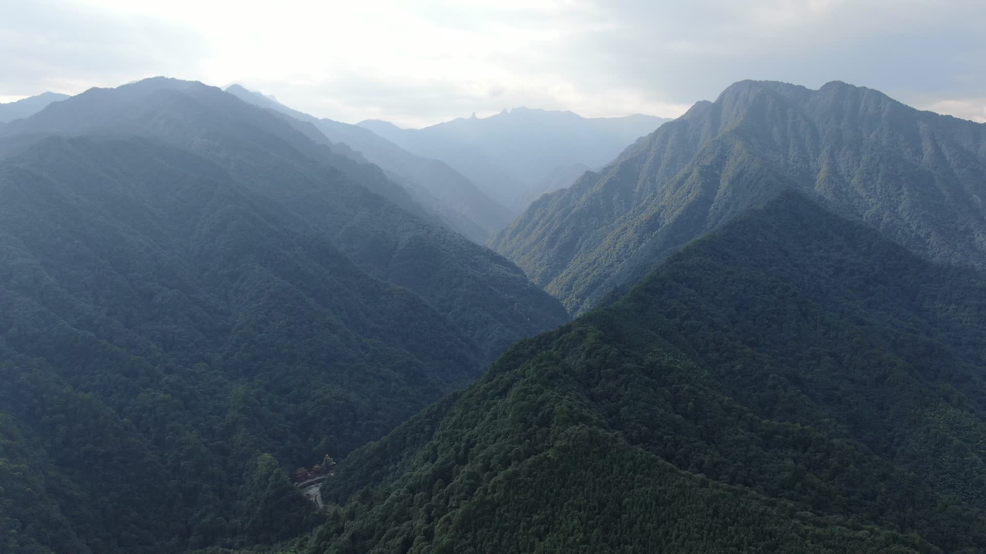 航拍雄伟大山峡谷视频的预览图
